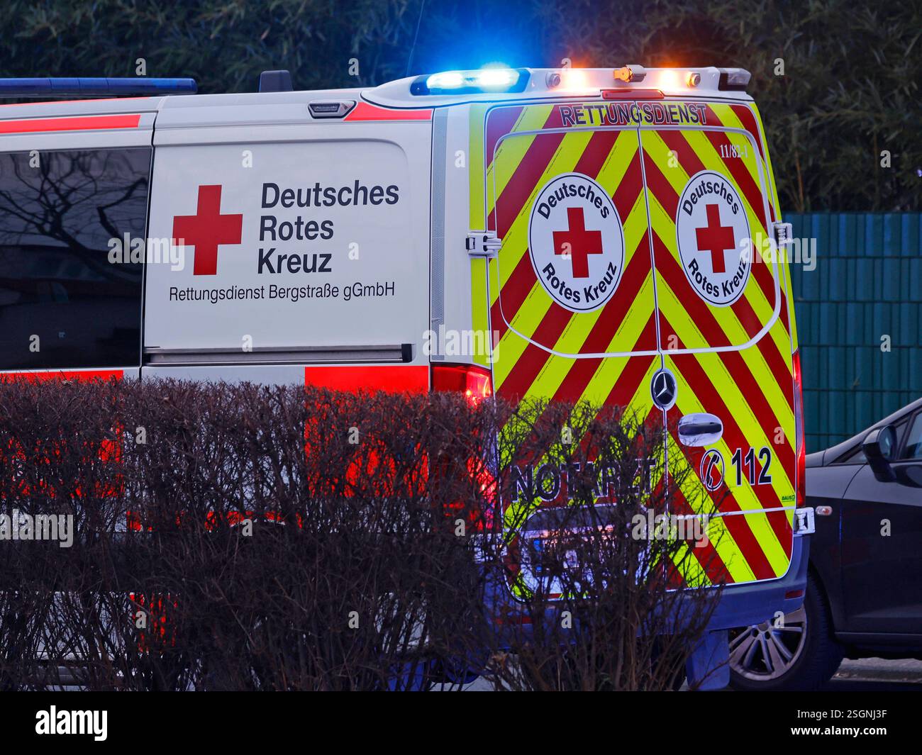 Impressionen Bergstraße 09.02.2025 Krankenwagen Rettungswagen auf der Straße in einem Wohnbereich am Straßenrand vor Wohnhäusern stehen mit Warnblinker und Blaulicht im Einsatz x Symbolfoto Bensheim Hessen Deutschland Stockfoto