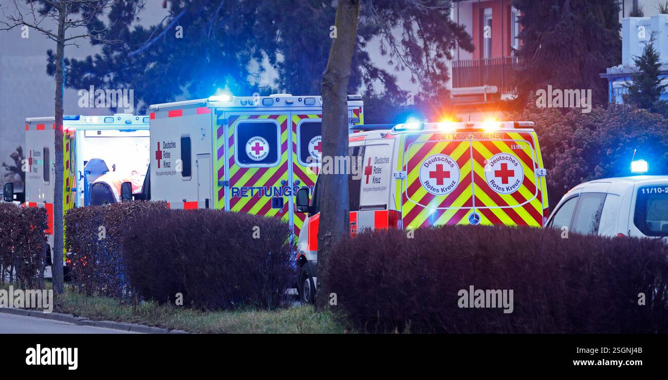 Impressionen Bergstraße 09.02.2025 Krankenwagen Rettungswagen Norarztwagen auf der Straße in einem Wohnbereich am Straßenrand vor Wohnhäusern stehen mit Warnblinker und Blaulicht im Einsatz x Symbolfoto Bensheim Hessen Deutschland Stockfoto