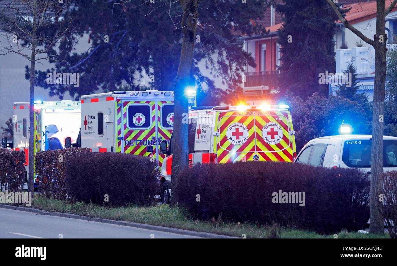 Impressionen Bergstraße 09.02.2025 Krankenwagen Rettungswagen Norarztwagen auf der Straße in einem Wohnbereich am Straßenrand vor Wohnhäusern stehen mit Warnblinker und Blaulicht im Einsatz x Symbolfoto Bensheim Hessen Deutschland Stockfoto