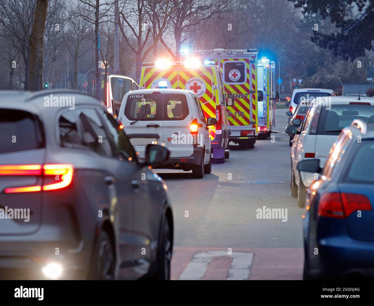 Impressionen Bergstraße 09.02.2025 Krankenwagen Rettungswagen Norarztwagen auf der Straße in einem Wohnbereich am Straßenrand vor Wohnhäusern stehen mit Warnblinker und Blaulicht im Einsatz x Symbolfoto Bensheim Hessen Deutschland Stockfoto