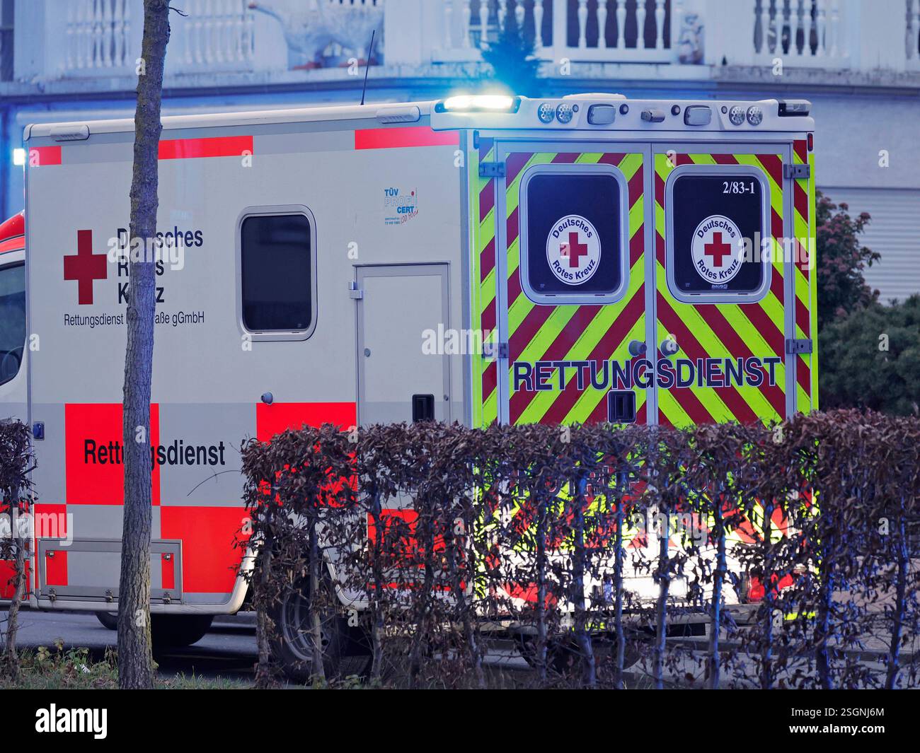 Impressionen Bergstraße 09.02.2025 Krankenwagen Rettungswagen auf der Straße in einem Wohnbereich am Straßenrand vor Wohnhäusern stehen mit Warnblinker und Blaulicht im Einsatz x Symbolfoto Bensheim Hessen Deutschland Stockfoto