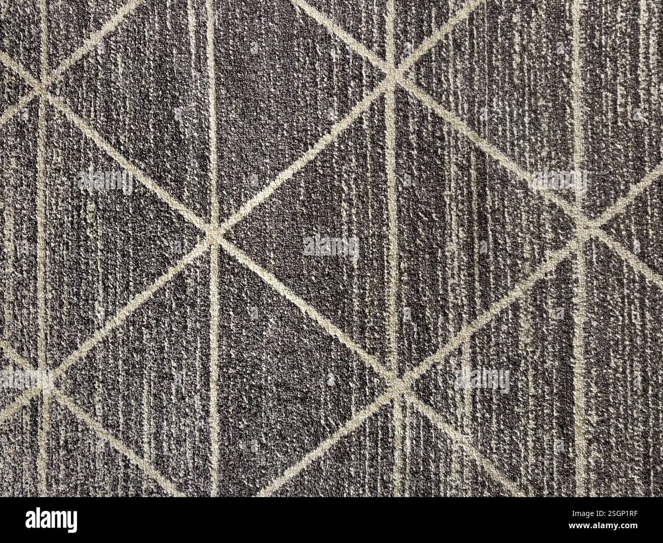 Nahaufnahme Teppichtextur in zufälligem Rauten- und Dreieckmuster mit schwarzem vertikalen Streifen. Teppichteppich nahtlose Hintergrundstruktur. Stockfoto