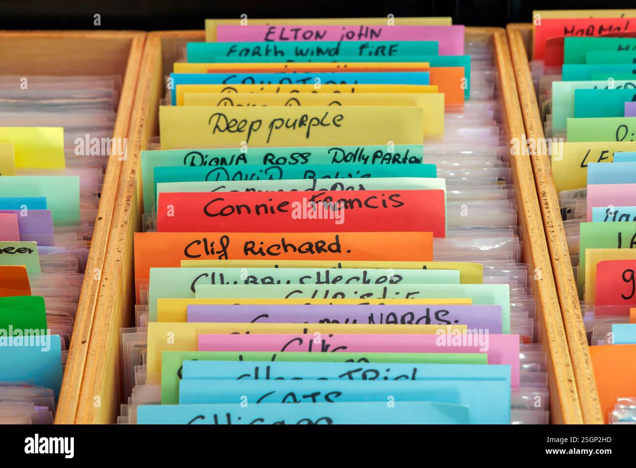 Den Bosch, Niederlande - 12. Mai 2024: Boxen mit Schallplatten auf einem Flohmarkt der 50er bis 70er Jahre in den Bosch, Niederlande Stockfoto