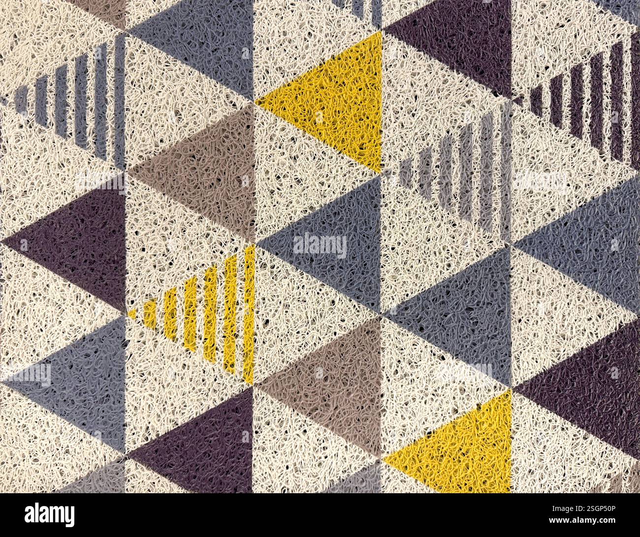 Teppichtextur im geometrischen Dreiecksmuster. In weiß, Blau, Gelb, Schwarz und Grau. Geeignet für Stoff, Bodenmatte oder Teppich. Nahtlos Stockfoto