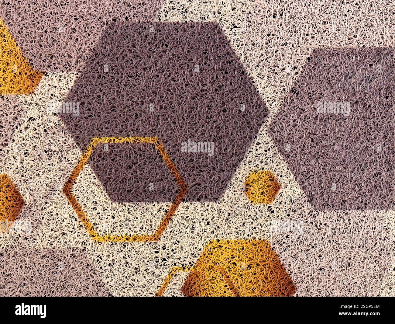 Teppichtextur im geometrischen Dreiecksmuster. In weiß, Blau, Gelb, Schwarz und Grau. Geeignet für Stoff, Bodenmatte oder Teppich. Nahtlos Stockfoto