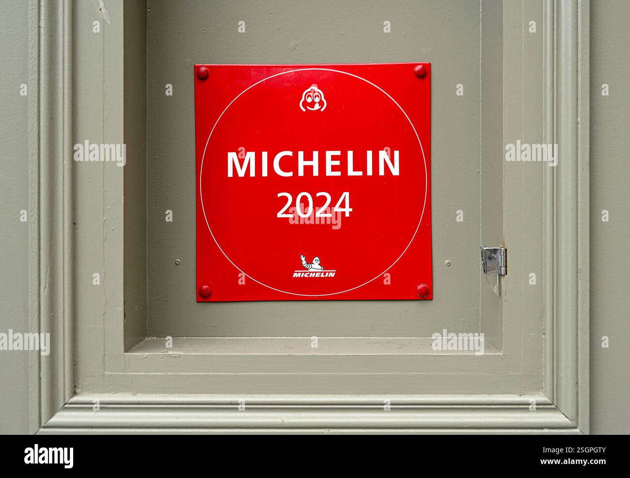 PARIS - 01. JAN: Michelin Guide 2024 rote Bezeichnung im Pariser Restaurant am 01,2025. Januar in Frankreich Stockfoto