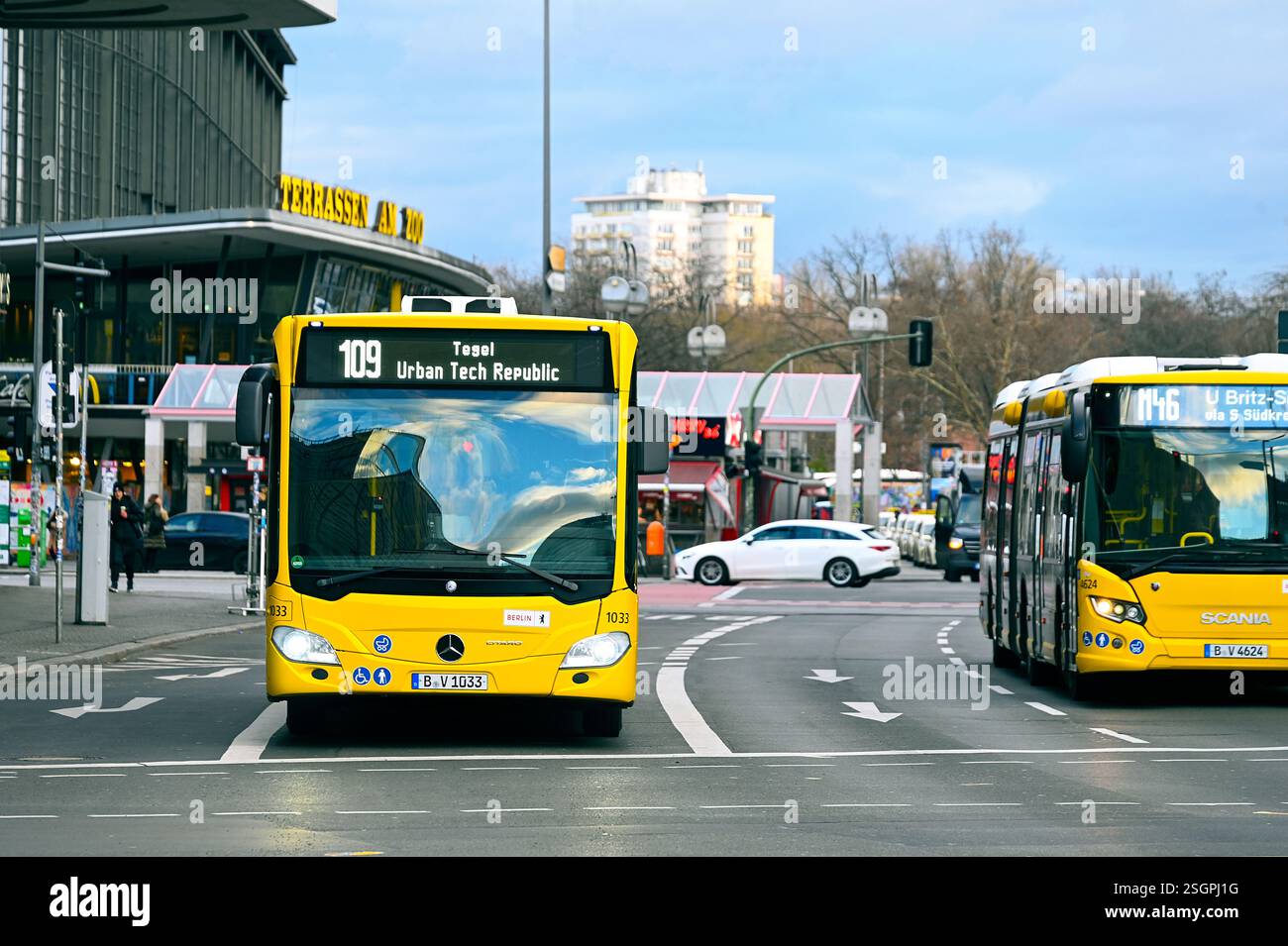 BERLIN - JAN 07: Gelbe Busse als städtischer öffentlicher Nahverkehr von Berlin am 07. Januar. 2025 in Deutschland Stockfoto