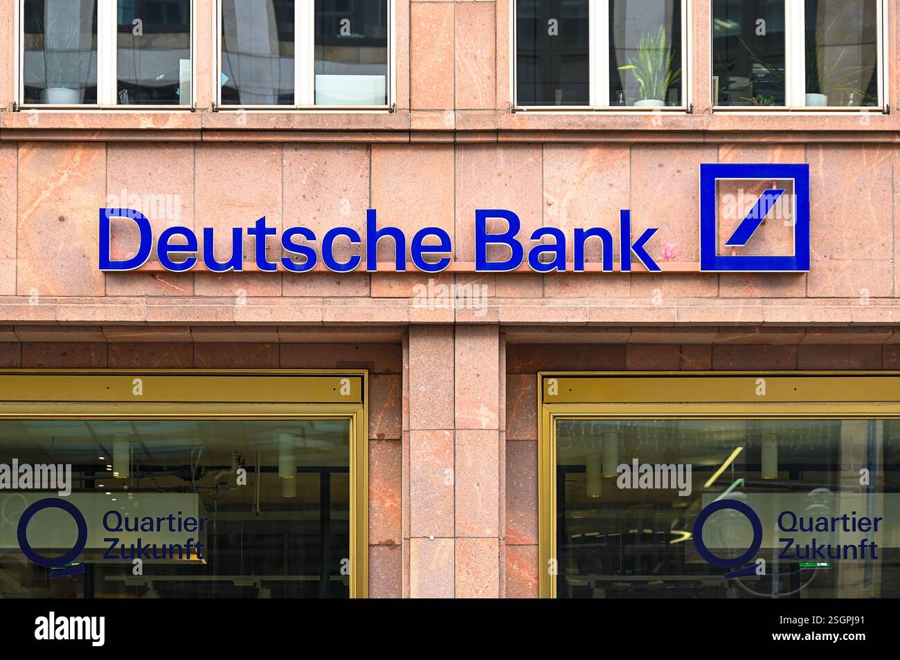 BERLIN - JAN 07: Logo der Deutschen Bank an der Fassade in Berlin am 07,2025. Januar in Deutschland Stockfoto
