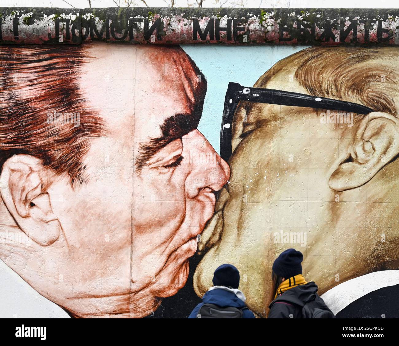 BERLIN - 08. JAN: East Side Gallery mit Wandgemälde My God, Helft mir, diese tödliche Liebe am 08,2025. Januar zu überleben Stockfoto