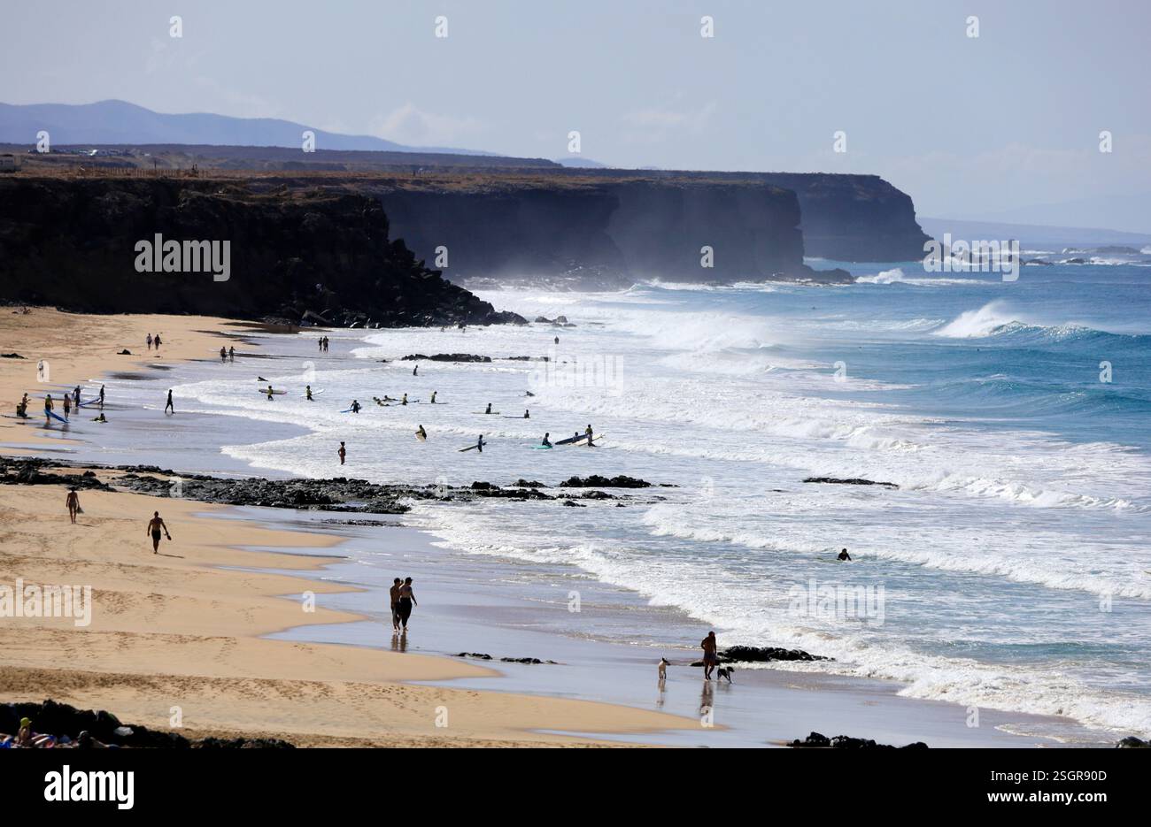 Playa Piedra Surfstrand und das Dorf El Cotillo, Fuerteventura, Kanarische Inseln, Spanien. Stockfoto
