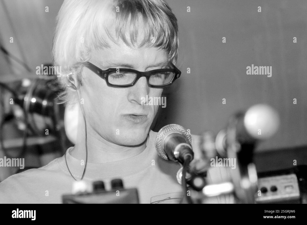 JAMES ANTHONY SHAW, SIMIAN, KONZERT, 2002: A Young James Anthony Shaw. Sie spielte am 9. Oktober 2002 eine frühe UK-Tour im Tiny BarflyClub in Cardiff, Wales. Foto: Rob Watkins. INFO: Simian war eine englische Indie-Elektronik-Band, die von den späten 1990er bis Anfang der 2000er Jahre aktiv war Bekannt für die Mischung von psychedelischem Rock und elektronischem Pop, erregten sie Aufmerksamkeit mit Tracks wie „La Breeze“. Später gründeten sie das erfolgreiche Duo Simian Mobile Disco. Stockfoto