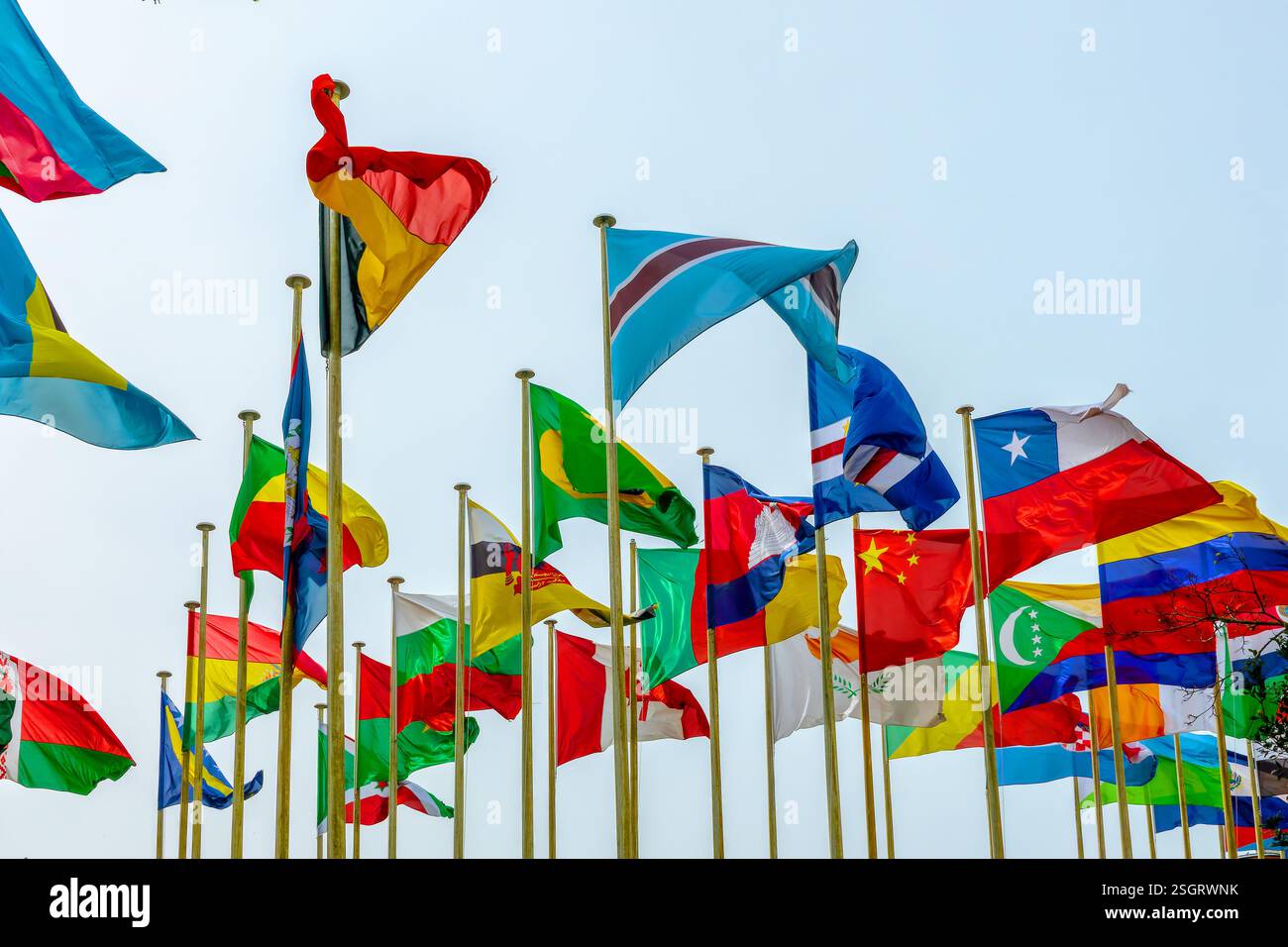 Viele Pole mit Flaggen von Ländern und allen Nationen, die Mitglieder der Vereinten Nationen (UNO) im Wind schwimmen, internationale Organisation, Friedenssymbol Stockfoto