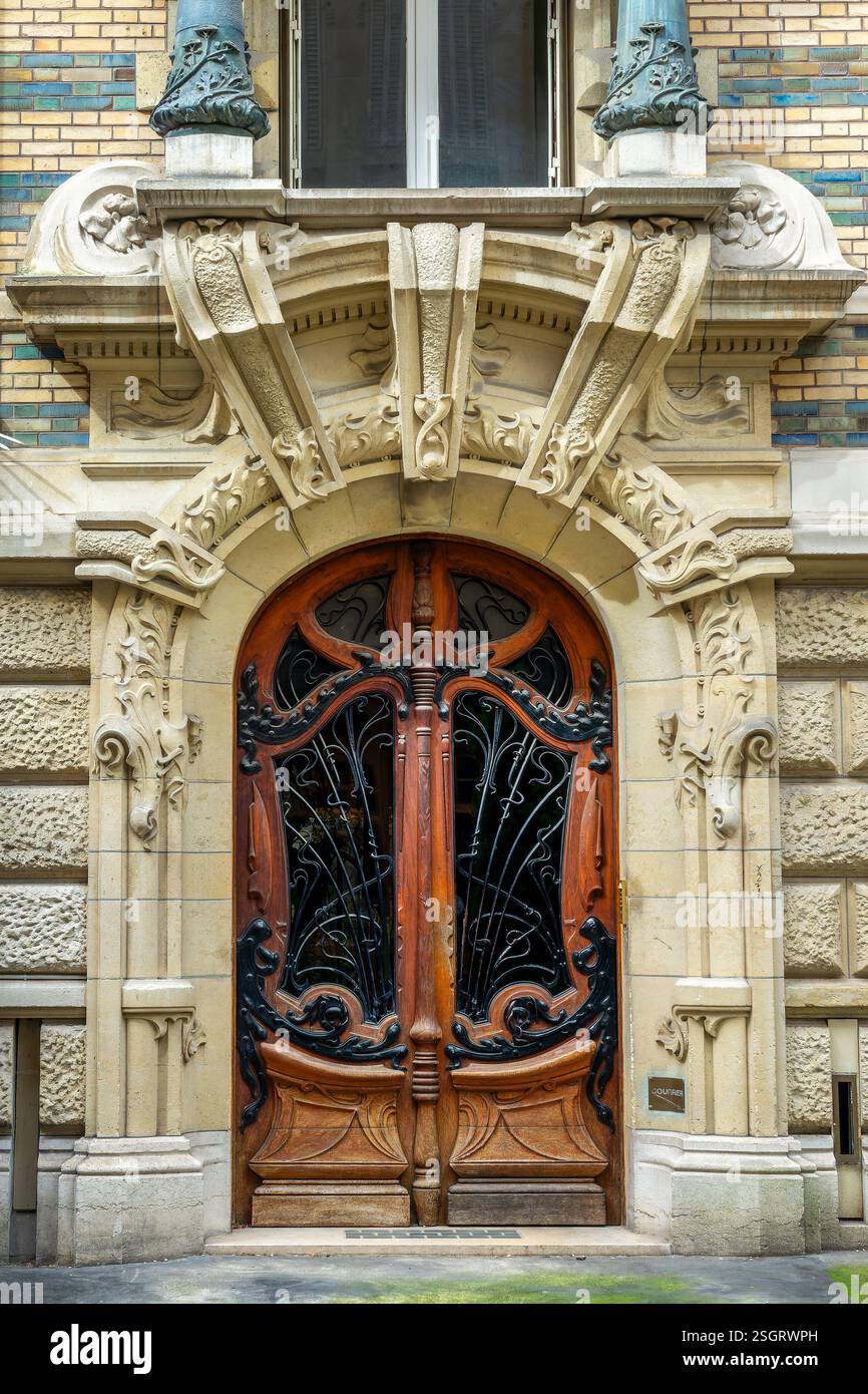 Tür in Paris, Gebäudeeingang, Jugendstilarchitektur in Paris, Frankreich Stockfoto