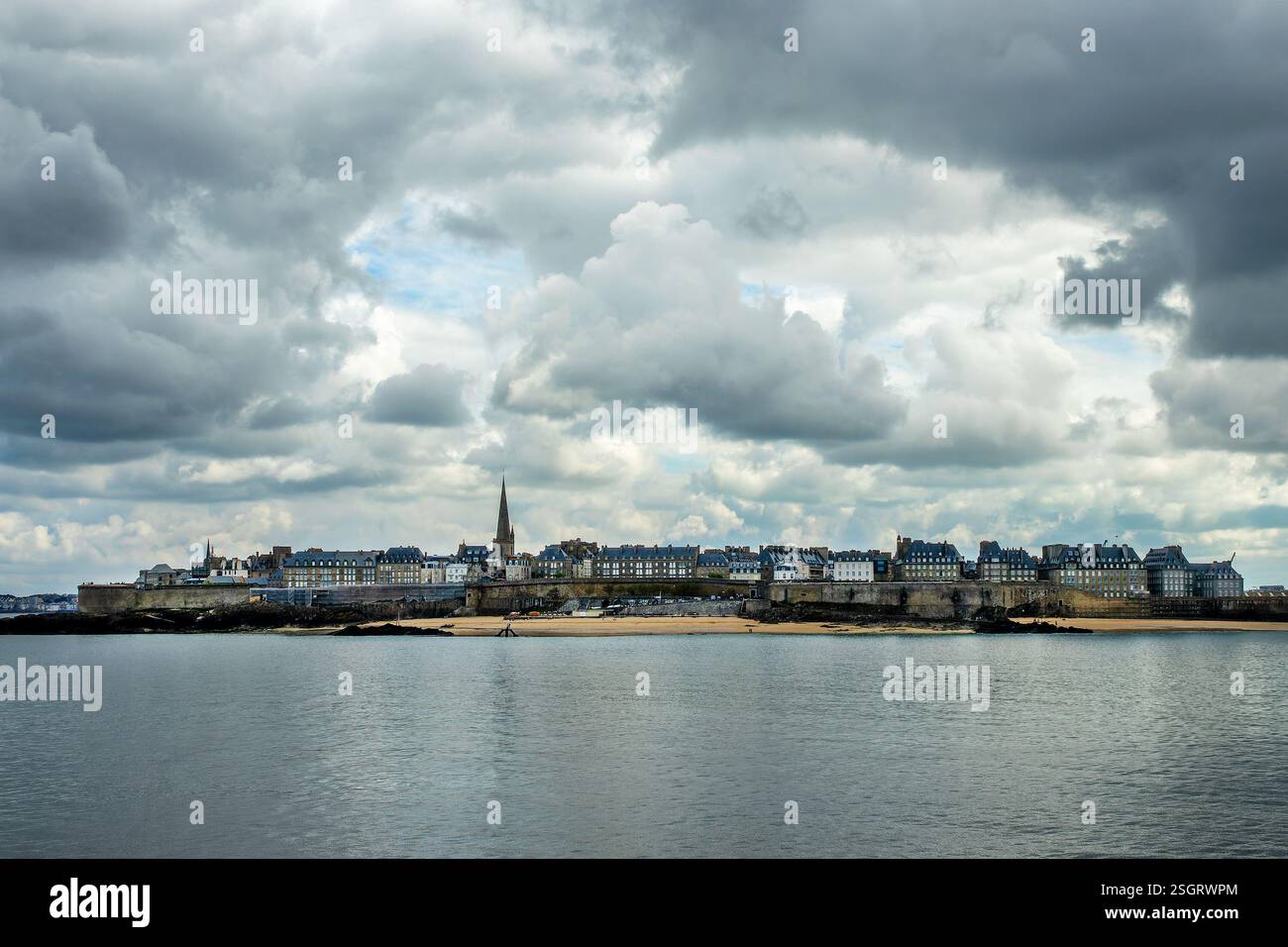 Blick auf den Strand von Bon-Secours und die historische ummauerte Stadt Saint Malo vom Meer, Ille-et-Vilaine, Bretagne, Frankreich Stockfoto