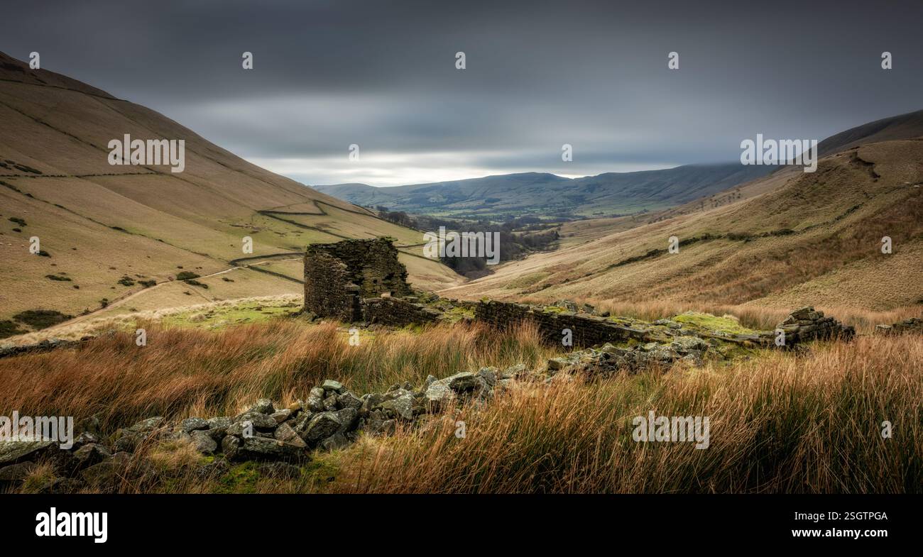 Blick auf Upper Booth im Edale-Tal mit einem heruntergekommenen Gebäude im Vordergrund. Peak District Nationalpark Derbyshire . UK Stockfoto