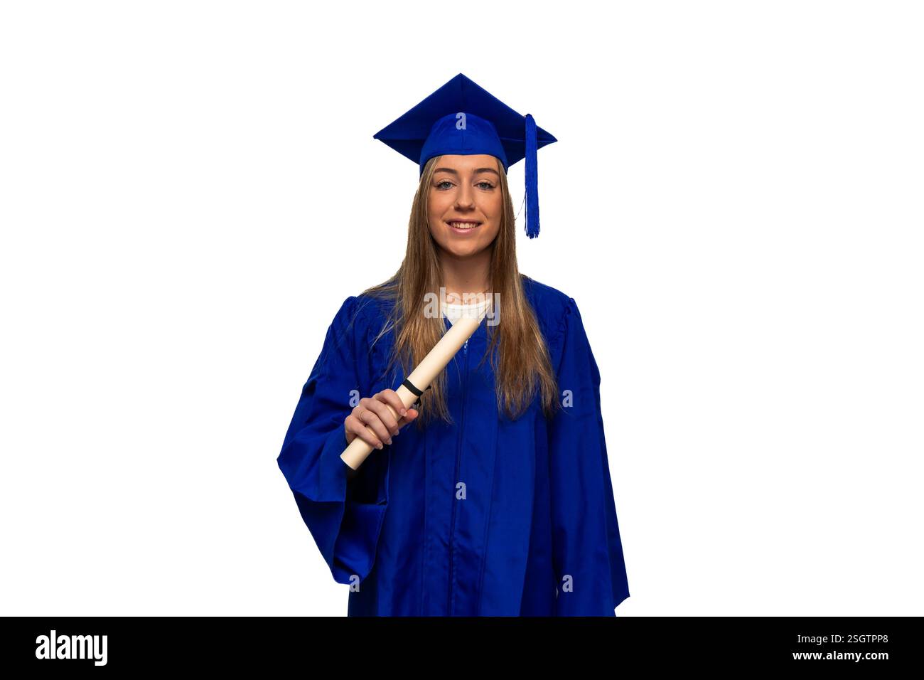 Junger Student mit Abschluss in blauem Kleid mit Diplom, lächelnd auf weißem Hintergrund, feiert akademische Leistung und erfolgreiche pädagogische Jour Stockfoto