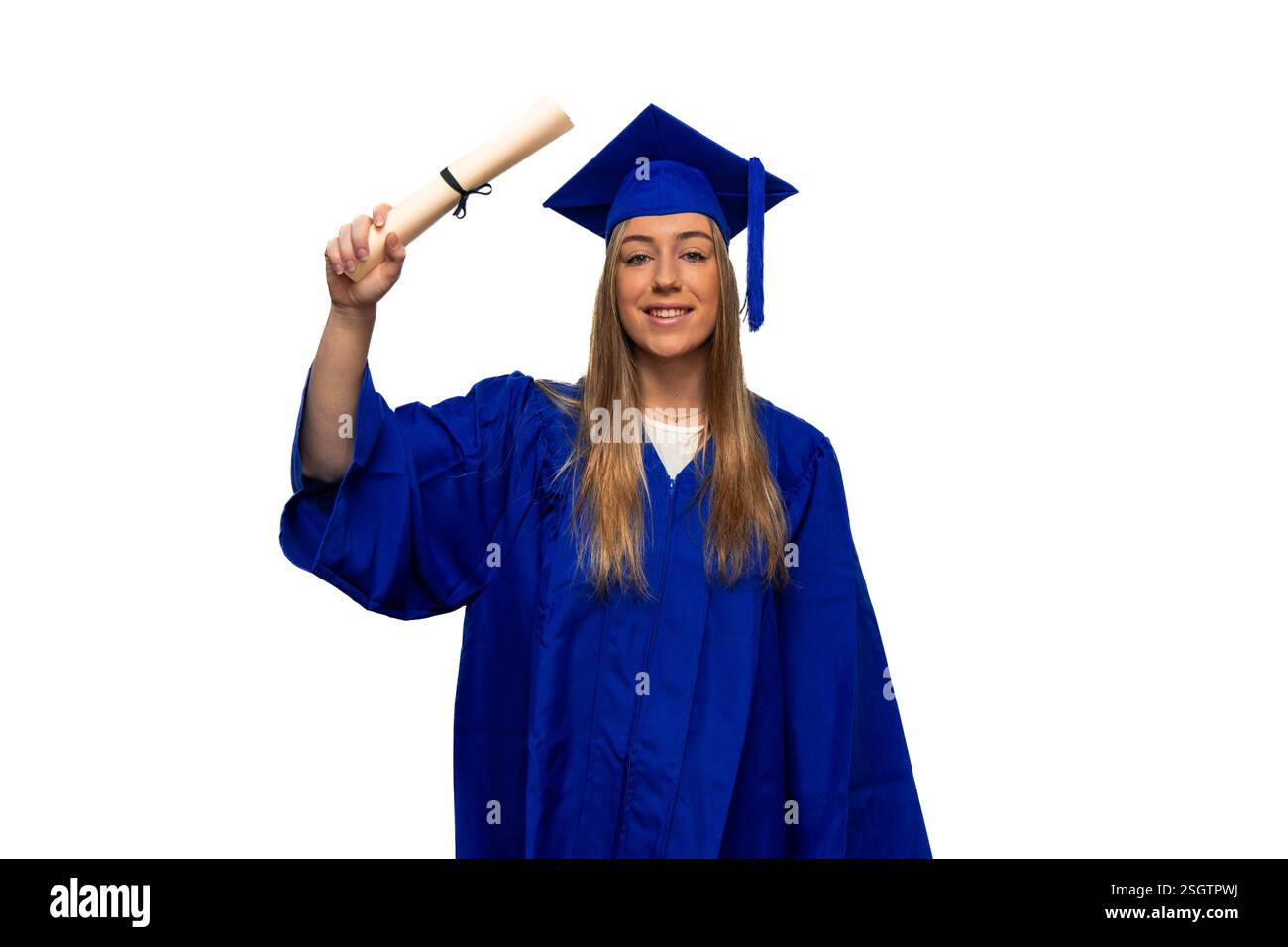 Abiturin in einem blauen Kleid, stolz auf ihr Diplom, feiert eine bedeutende akademische Leistung vor einem sauberen weißen Hintergrund, strahlend Stockfoto