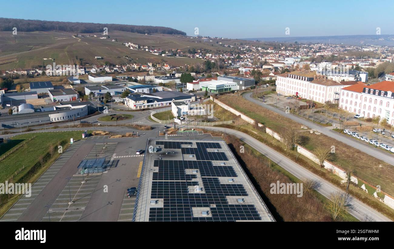 Blick aus der Vogelpernay, Frankreich, mit Sonnenkollektordächern, historischen Gebäuden und einer malerischen Landschaft mit Weinbergen und Hügeln. Stockfoto