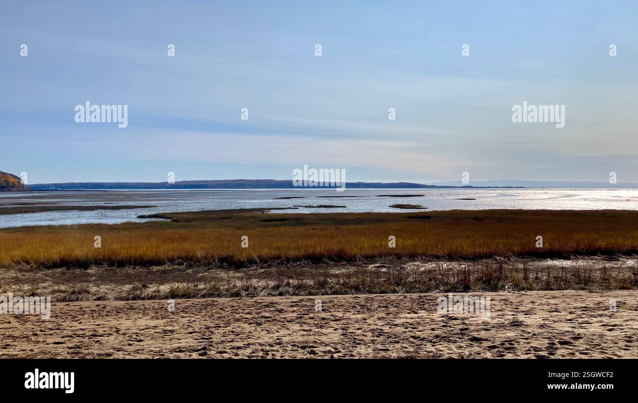 Eine ruhige Küstenlandschaft, in der sanfte Wellen das Ufer küssen - Smartphone-aufgenommenes Stockfoto