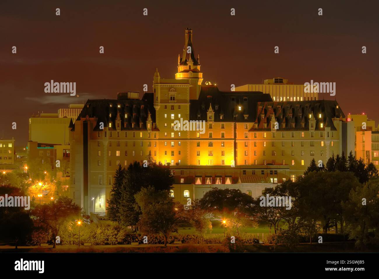 Großes Gebäude mit einem Uhrturm und einer großen Kuppel. Das Gebäude ist nachts beleuchtet Stockfoto