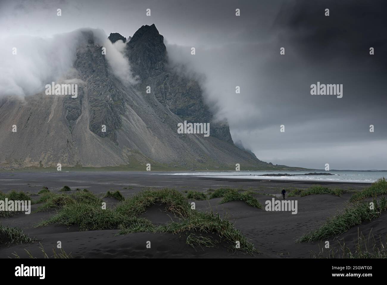Atemberaubende isländische Landschaft mit Bergen, Wasserfällen und dramatischem Himmel. Die raue Schönheit der Natur im Land von Feuer und Eis Stockfoto