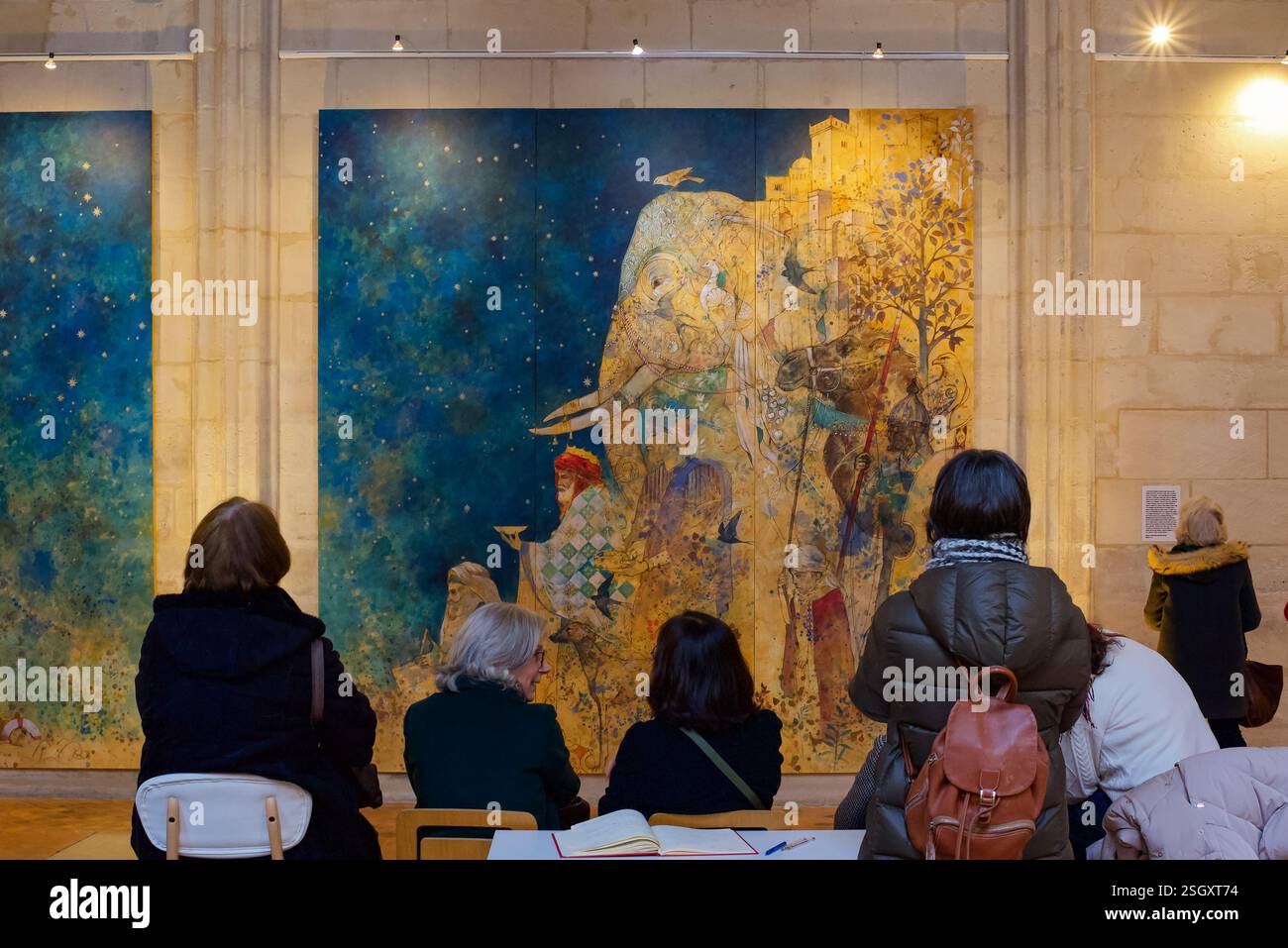 Man bewundert ein Gemälde aus der Epiphaniensammlung von Augustin Frison Roche im Collège des Bernardins. Stockfoto