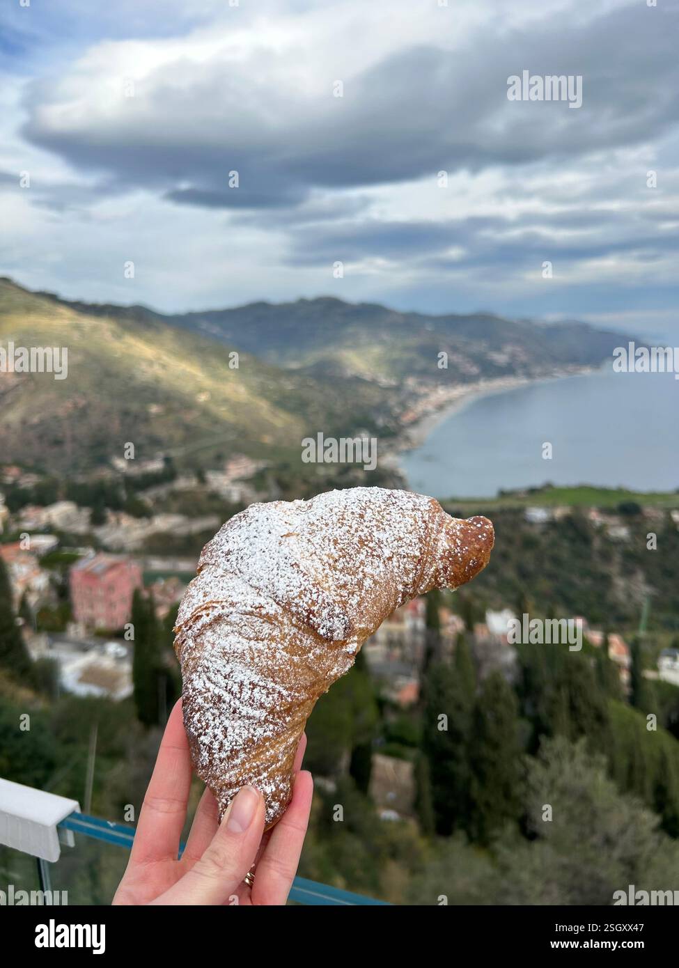 Croissant In Pulverform | Taormina, Italien - Smartphone-aufgenommenes Stockfoto