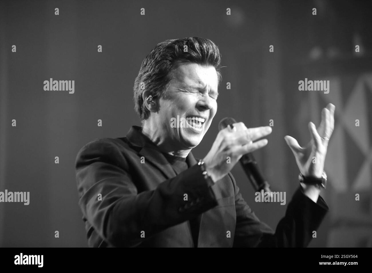 Rick Astley LEBT IN KOPENHAGEN. Richard Paul Astley (* 6. Februar 1966) ist ein englischer Sänger, Songwriter und Radiosender. Sein Song Never Gonna Give You Up von 1987 war eine Nummer 1-Hit-Single in 25 Ländern und gewann 1988 den Brit Award für die beste britische Single. Bis zu seiner Pensionierung 1993 hatte Astley weltweit rund 40 Millionen Schallplatten verkauft. Astley feierte 2007 ein Comeback und wurde zu einem Internet-Phänomen, als das Musikvideo zu Never Gonna Give You Up zum Bestandteil des Memes wurde, das als Rickrolling bekannt war.[6] Astley wurde von Internetnutzern des MTV zum „Best Act Ever“ gewählt Stockfoto