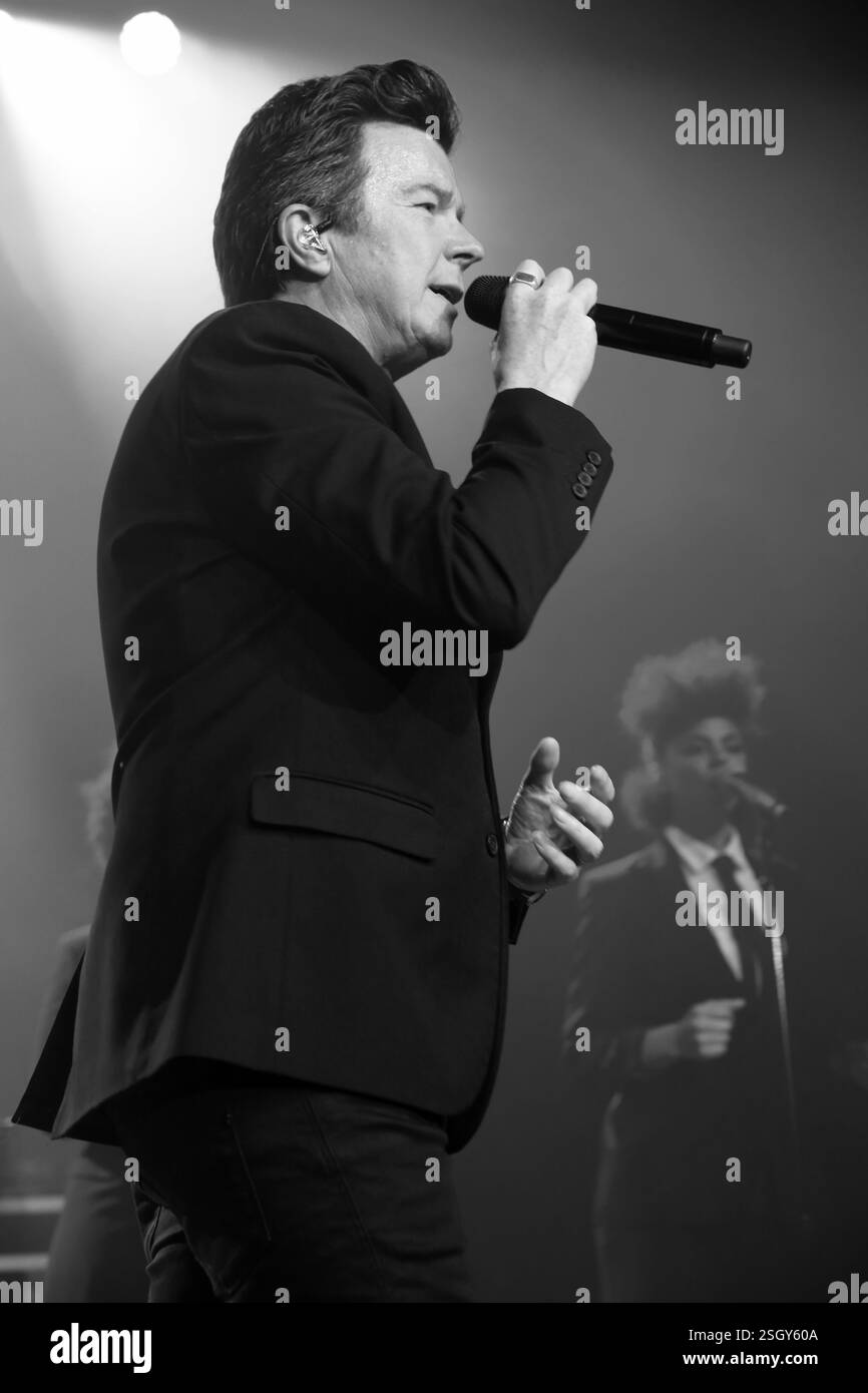 Rick Astley LEBT IN KOPENHAGEN. Richard Paul Astley (* 6. Februar 1966) ist ein englischer Sänger, Songwriter und Radiosender. Sein Song Never Gonna Give You Up von 1987 war eine Nummer 1-Hit-Single in 25 Ländern und gewann 1988 den Brit Award für die beste britische Single. Bis zu seiner Pensionierung 1993 hatte Astley weltweit rund 40 Millionen Schallplatten verkauft. Astley feierte 2007 ein Comeback und wurde zu einem Internet-Phänomen, als das Musikvideo zu Never Gonna Give You Up zum Bestandteil des Memes wurde, das als Rickrolling bekannt war.[6] Astley wurde von Internetnutzern des MTV zum „Best Act Ever“ gewählt Stockfoto