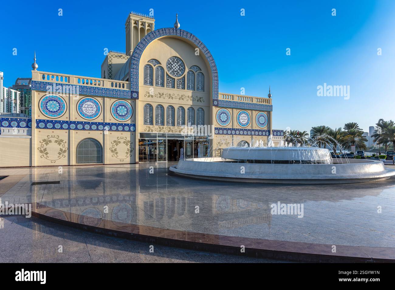 Der Brunnen und der Haupteingang zum blau gekachelten Central Souk (auch Blue Souk genannt) in Sharjah, nördlich von Dubai in den Vereinigten Arabischen Emiraten. Stockfoto