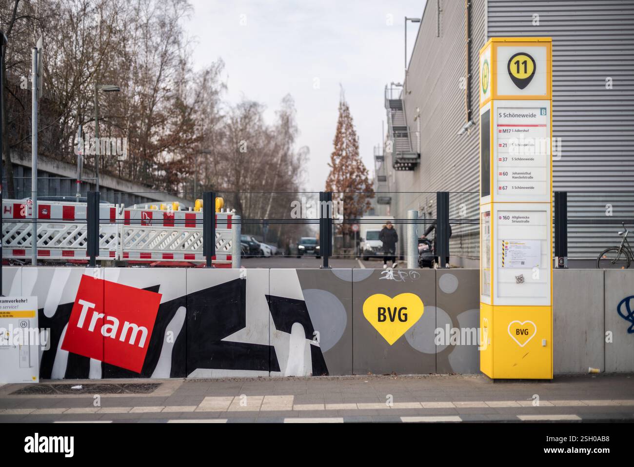 Berlin, Deutschland. Februar 2025. Eine leere Straßenbahnhaltestelle am Bahnhof Berlin Schöneweide. Die Berliner Verkehrsgesellschaft (BVG) befindet sich heute in einem 24-Stunden-Streik, der alle öffentlichen Verkehrsmittel von Bussen, Straßenbahnen und Untergründen in Berlin zum Stillstand bringt. Stockfoto