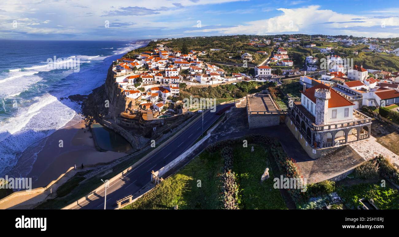 Portugal Reisen und Sehenswürdigkeiten. Azenhas do mar - charmantes Küstendorf auf der Klippe. Panoramablick auf weiße Häuser und den atlantischen Ozean Stockfoto