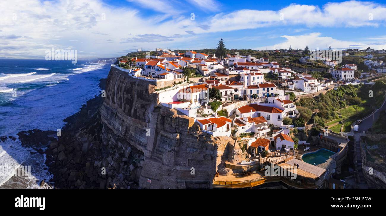 Portugal Reisen und Sehenswürdigkeiten. Azenhas do mar - charmantes Küstendorf auf der Klippe. Panoramablick auf weiße Häuser und den atlantischen Ozean Stockfoto