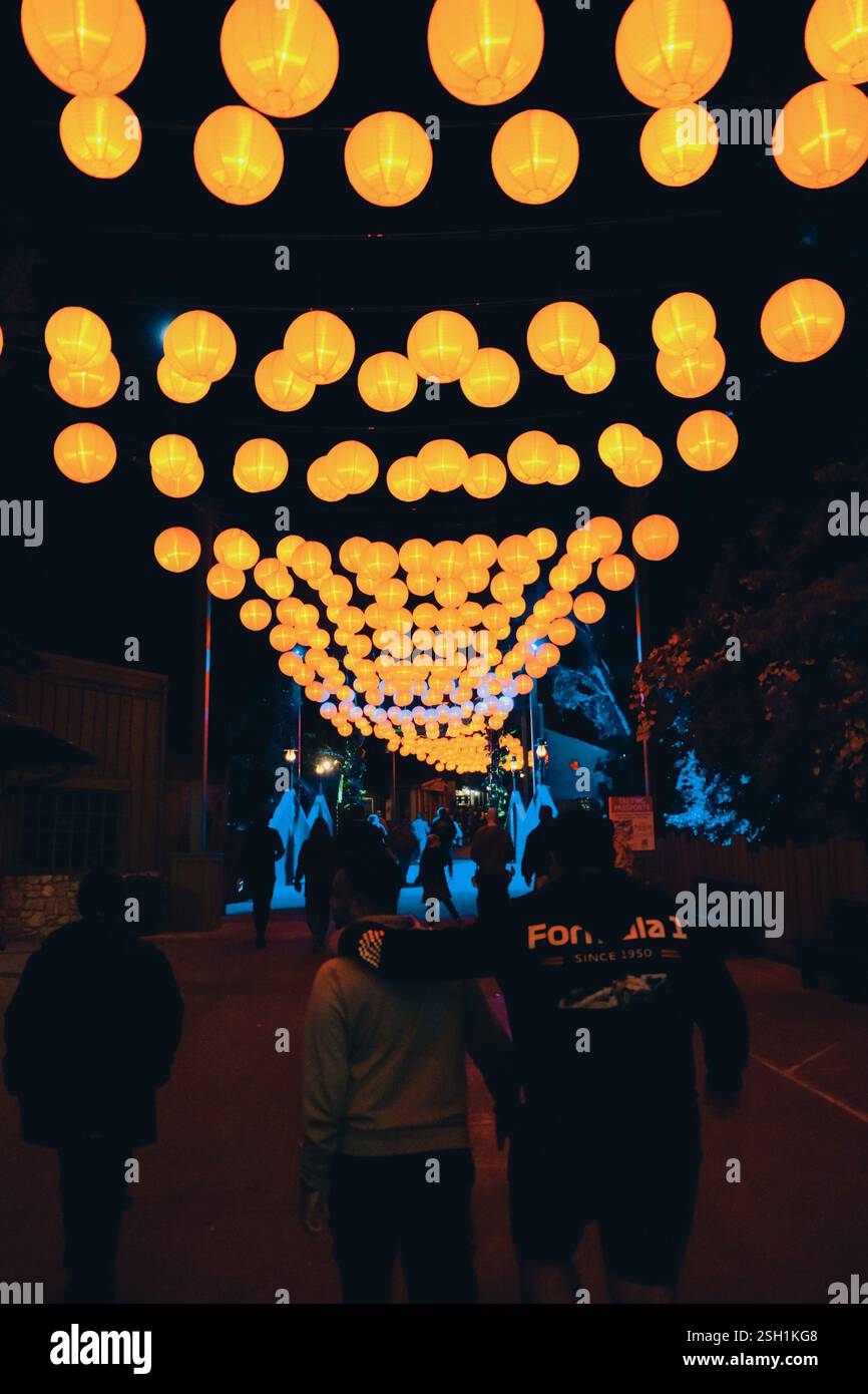 Glowing Lantern Path – Ein magischer nächtlicher Spaziergang unter warmen Lichtern Stockfoto