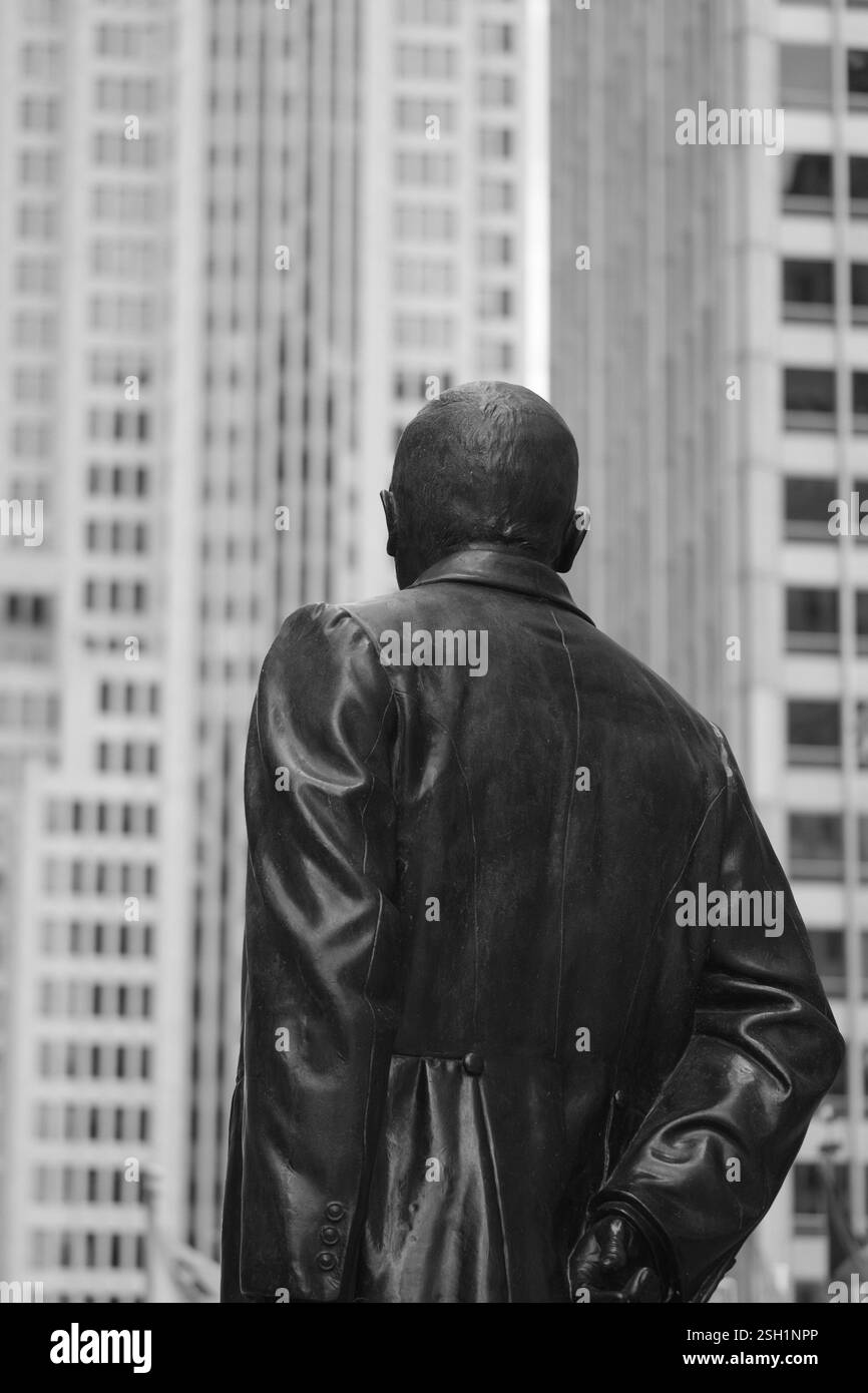 Lederjacke für Herren mit Blick auf die Skyline der Stadt – Schwarzweiß-Fotografie in der Stadt Stockfoto