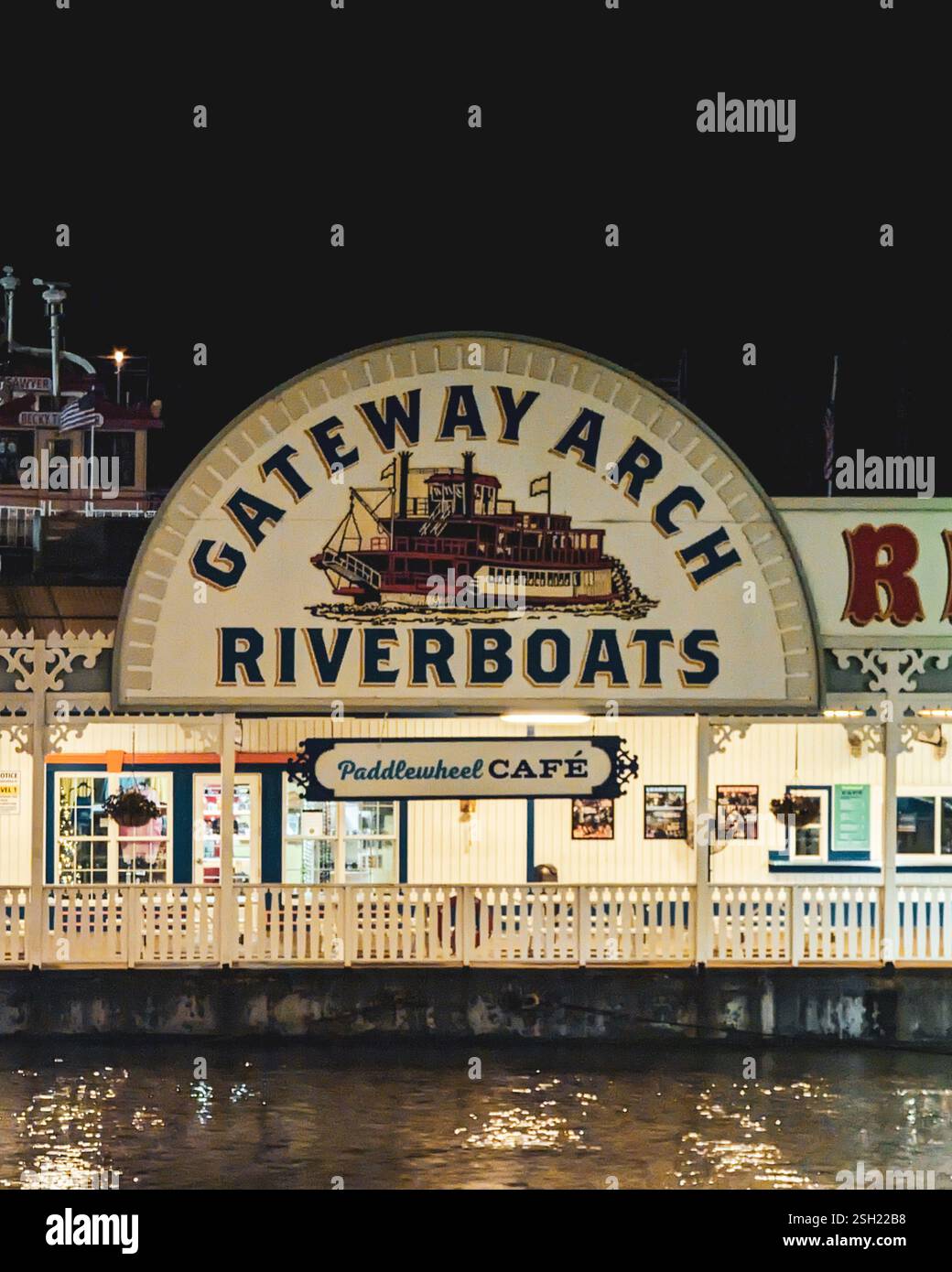 Gateway Arch Riverboats Schild bei Nacht Stockfoto