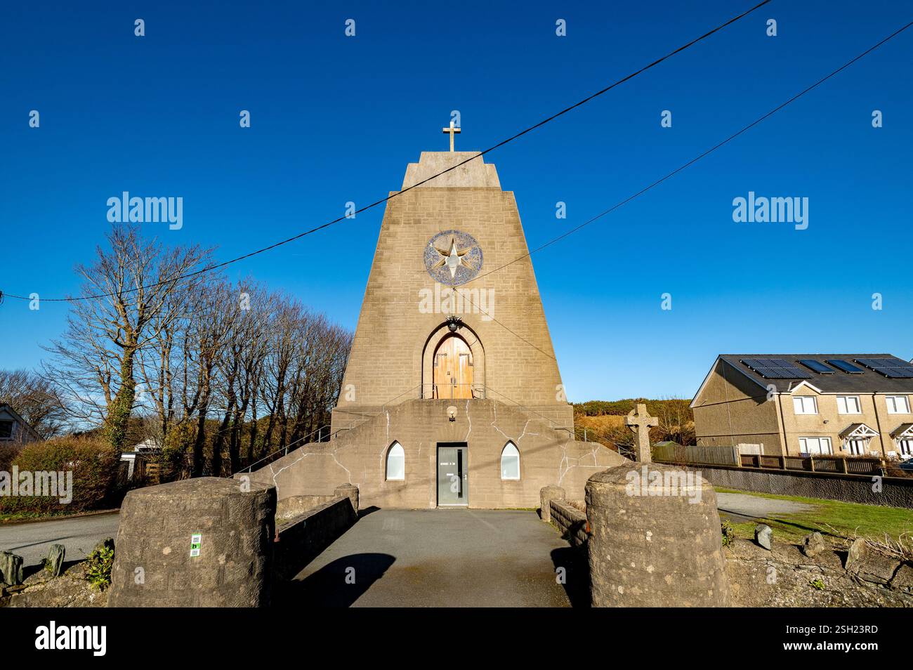 Our Lady Star of the Sea and St. Winefride, römisch-katholische Kirche in Amlwch, in Anglesey, Nordwest-Wales und denkmalgeschütztes Kirchengebäude. Stockfoto