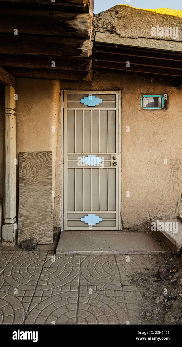 Bescheidene Wohnung - Eine rustikale Tür in einem ländlichen Dorf Stockfoto