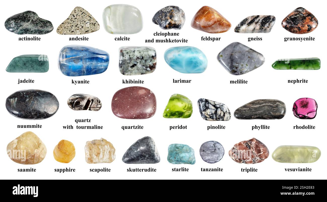 Verschiedene Exemplare von Tumble-Gestein mit Namen auf weißem Hintergrund (Nephrat, Melilit, Nuummit, Jadeite, Feldspat, Pinolith, Vesuvianit, saa Stockfoto