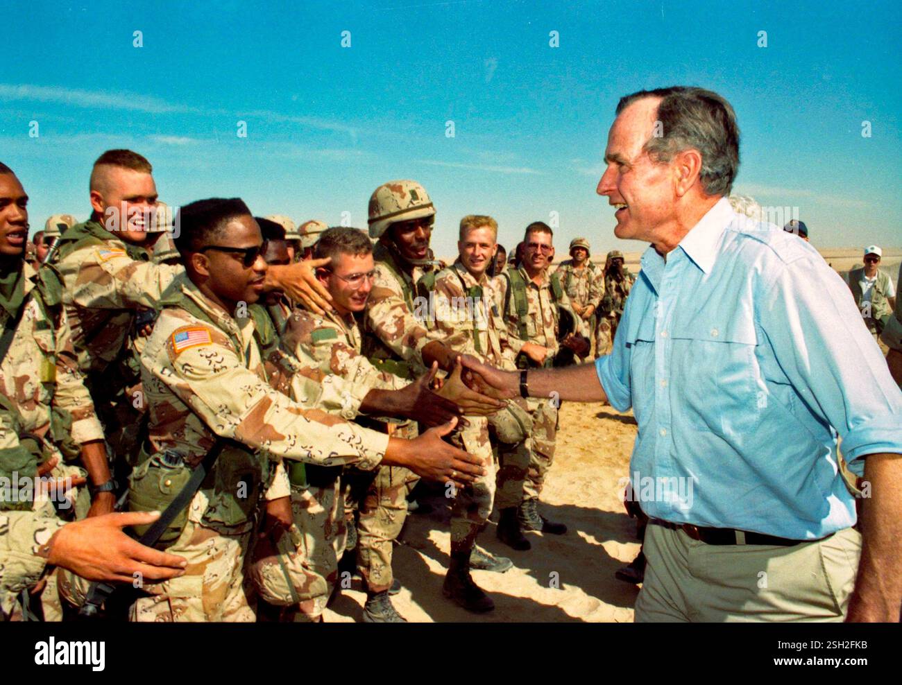 SAUDI-ARABIEN - 22. November 1990 - US-Präsident George Bush spricht mit den Truppen in Saudi-Arabien im Vorfeld der Operation Wüstensturm - die Eiter ist Stockfoto