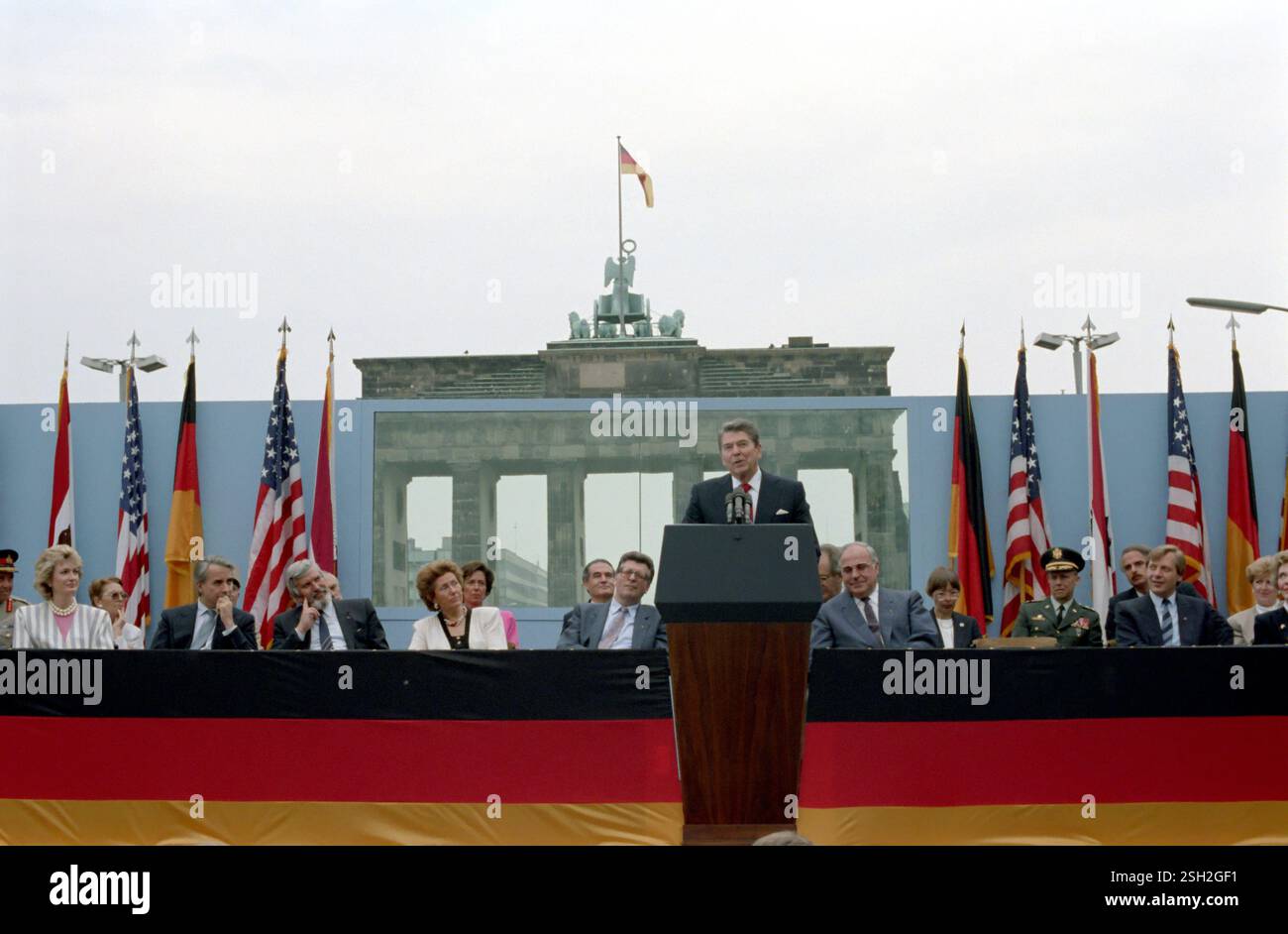 WEST-BERLIN, DEUTSCHLAND - 12. Juni 1987 - US-Präsident Ronald Reagan hält seine berühmte Rede an der Berliner Mauer im Kalten Krieg am Brandenburger Tor in West-Berli Stockfoto