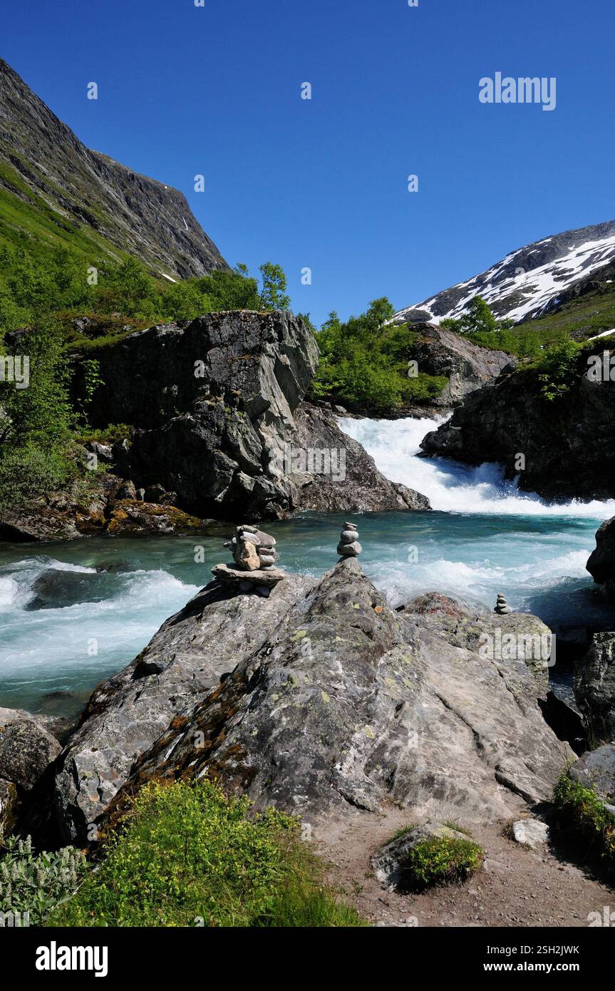 Felsskulpturen an einem schnell fließenden Fluss entlang der nationalen Touristenroute Gamle Strynefjellsvegen im Hotel Videseter, Norwegen, am Mittsommertag. Stockfoto