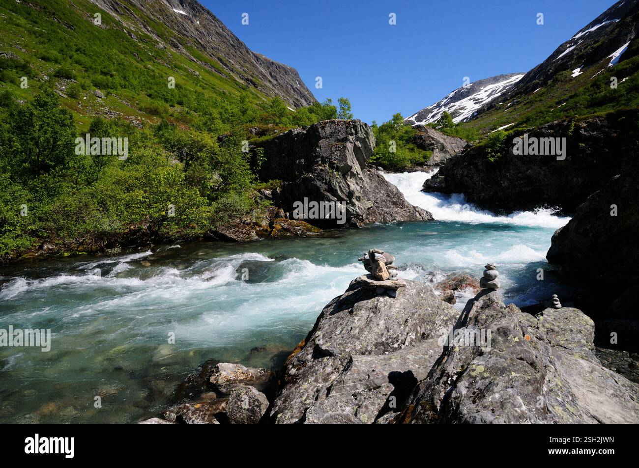 Felsskulpturen an einem schnell fließenden Fluss entlang der nationalen Touristenroute Gamle Strynefjellsvegen im Hotel Videseter, Norwegen, am Mittsommertag. Stockfoto