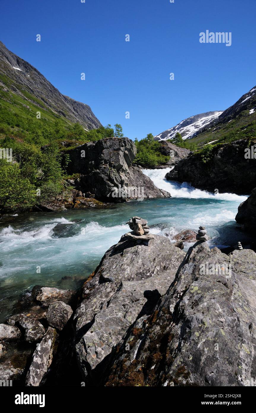 Felsskulpturen an einem schnell fließenden Fluss entlang der nationalen Touristenroute Gamle Strynefjellsvegen im Hotel Videseter, Norwegen, am Mittsommertag. Stockfoto