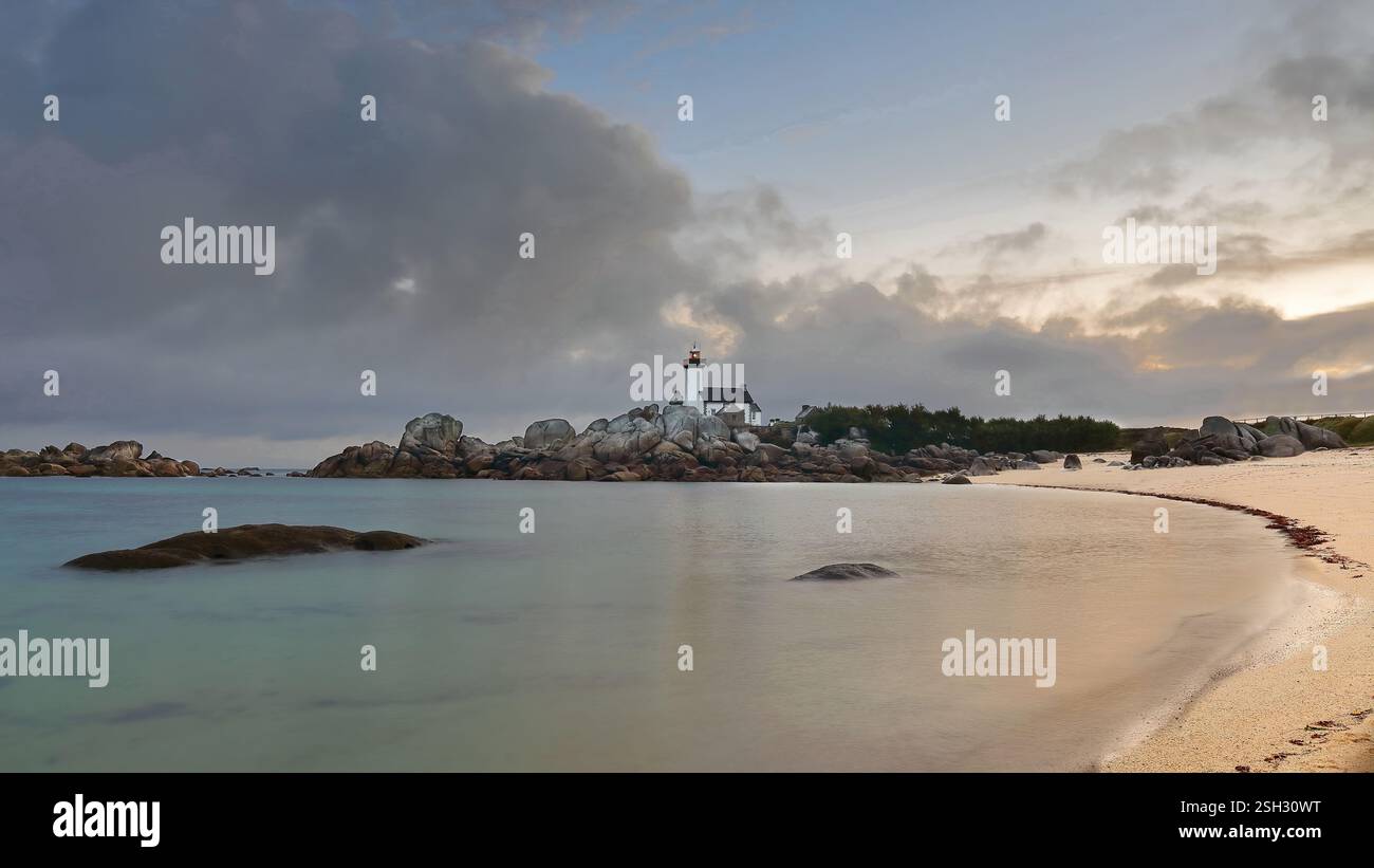 280 Leuchtturm Phare de Pontusval, erbaut 1868 am BEG-Pol Point, Plounéour-Brignogan-Plages, an einer felsigen Küste mit häufigen Schiffswracks. Bretagne-Frankreich Stockfoto
