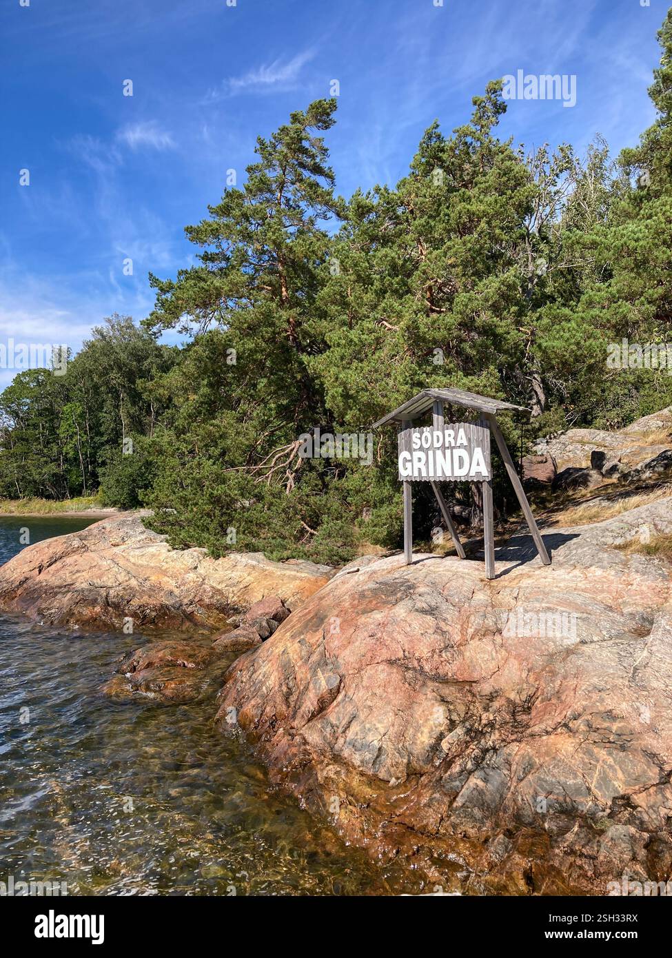 Schild mit der Aufschrift „Södra Grinda“ am Ankunftshafen auf Grinda, im Stockholmer Archipel, Schweden. - Smartphone-aufgenommenes Stockfoto