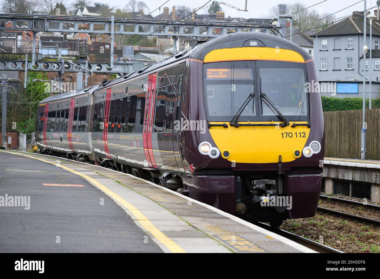 Newport, Wales, Großbritannien - 22. März 2024; CrossCountry-Zug am Bahnhofsbahnsteig in Markenlackierung des Unternehmens Stockfoto
