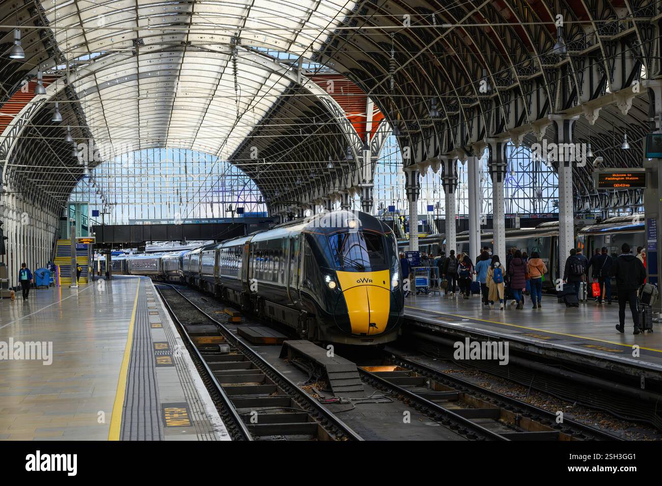 London, Großbritannien - 23. März 2024; Great Western Railway GWR Intercity Express Train Ankunft in London Paddington Stockfoto