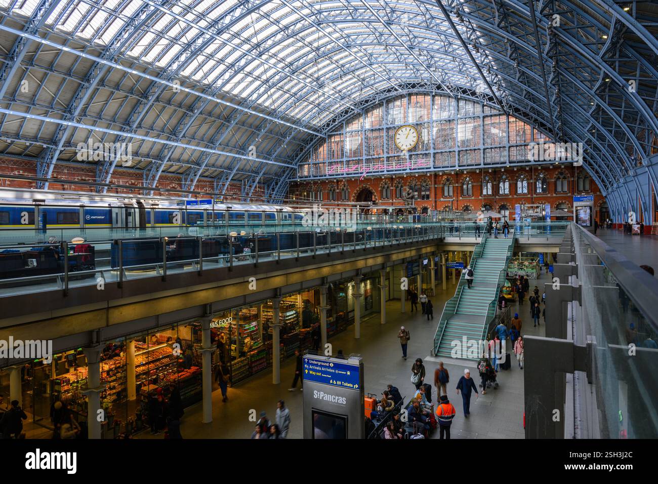 London, Großbritannien - 23. März 2024; berühmtes Bogendach und Halle am Bahnhof St. Pancras Stockfoto