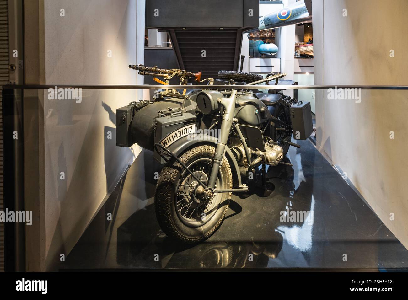 BMW R75 Militärmotorrad aus dem Zweiten Weltkrieg mit Sidecar - Imperial war Museum. London, Vereinigtes Königreich, 9. Juli 2023 Stockfoto